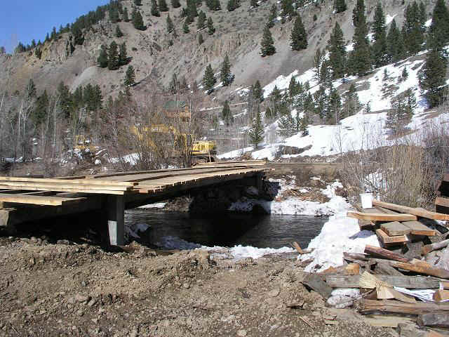 bridge on abutments.JPG (112457 bytes)