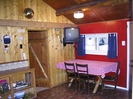 cabin11_dining.JPG (44315 bytes)