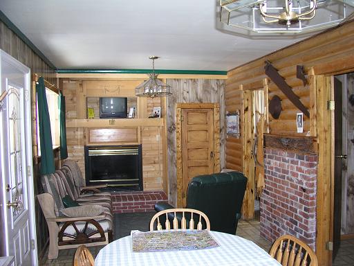 cabin16den.JPG (44493 bytes)