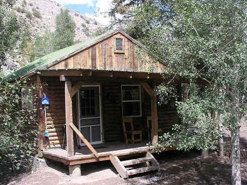 cabin18_porch.JPG (123922 bytes)