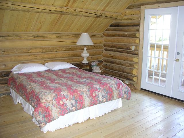 cabin23_bed2.JPG (55678 bytes)