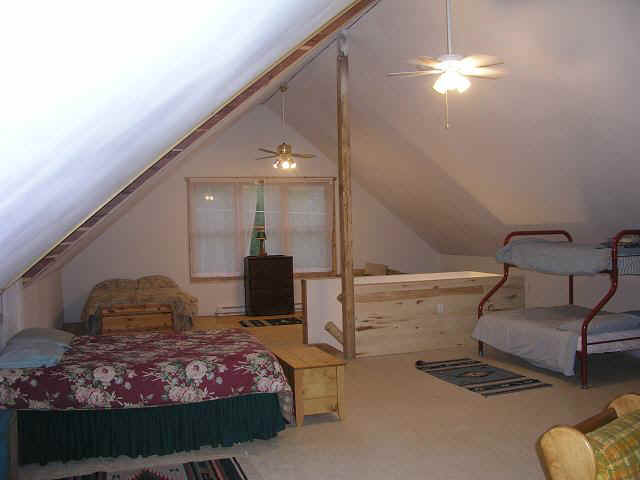 cabin24 - upstairs.JPG (41072 bytes)