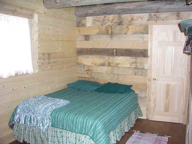 cabin25-bed1.JPG (64283 bytes)