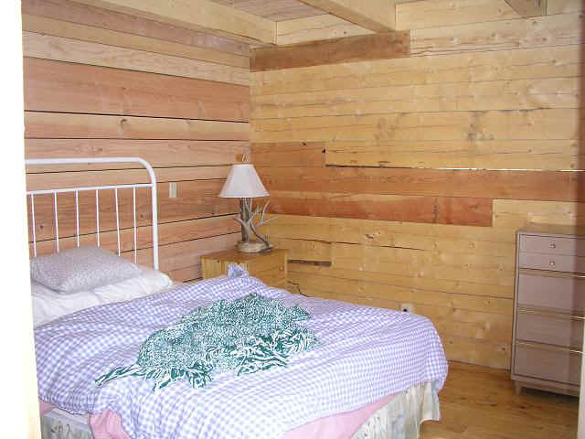 cabin27_bed.JPG (62614 bytes)