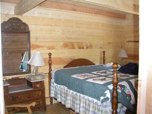 cabin27_bed2.JPG (65664 bytes)