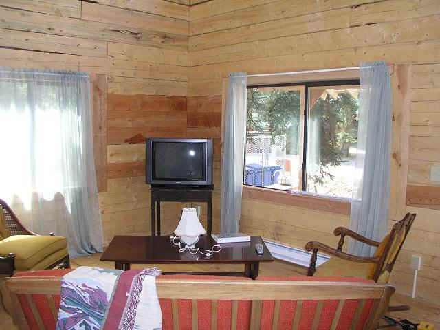 cabin27_den.JPG (64127 bytes)