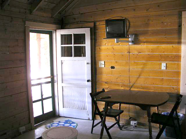 cabin28-dining.JPG (64474 bytes)