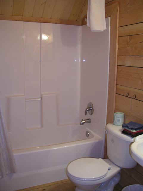 cabin30-bath-up2.JPG (28397 bytes)