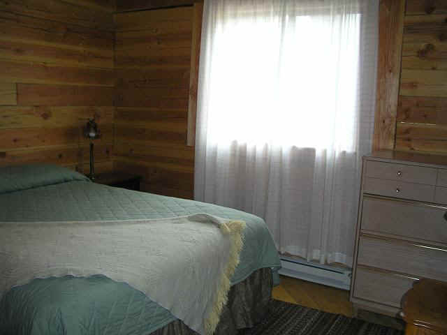 cabin31-bed11.JPG (39206 bytes)