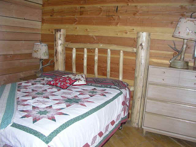 cabin31-bed22.JPG (68282 bytes)