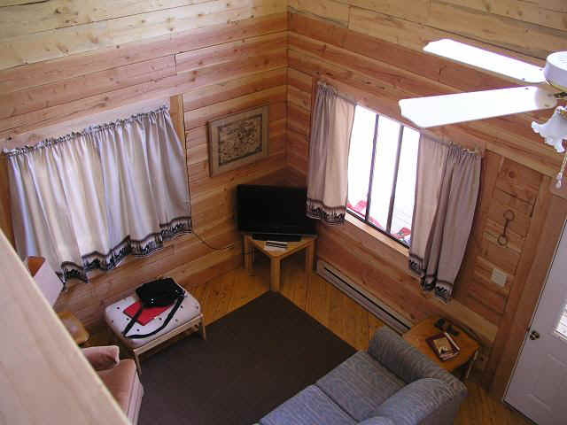 cabin31_den2.JPG (58751 bytes)