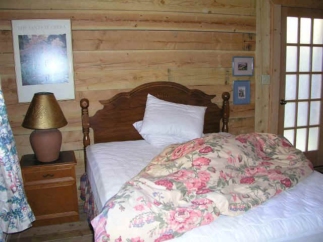 cabin32-BedR22.JPG (65290 bytes)