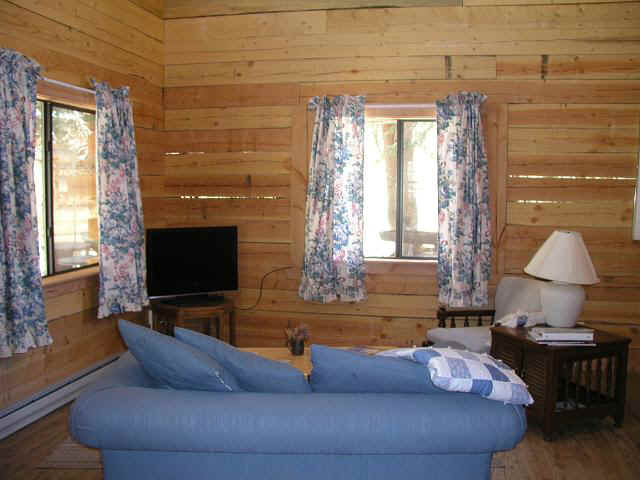 cabin32-LR8.JPG (56817 bytes)