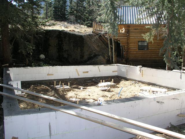 cabin32-foundation.JPG (76901 bytes)