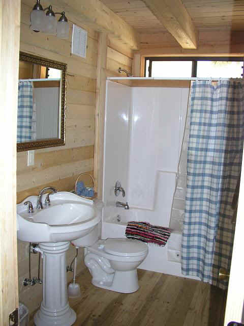 cabin35-bath.JPG (54579 bytes)