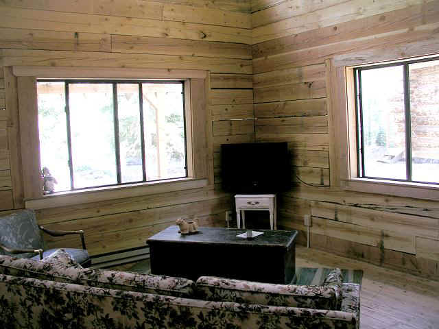 cabin35-den.JPG (69619 bytes)