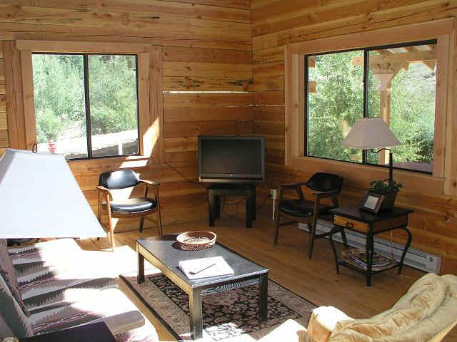 cabin37_den7.JPG (75266 bytes)