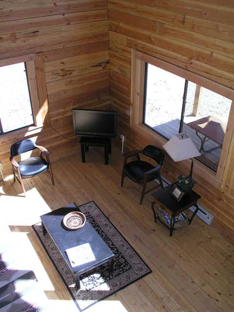 cabin37_den78.JPG (62985 bytes)