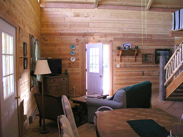 cabin38-den7.JPG (74174 bytes)