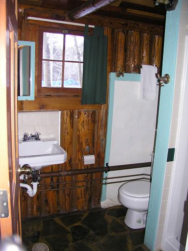 cabin4_bath.JPG (35228 bytes)