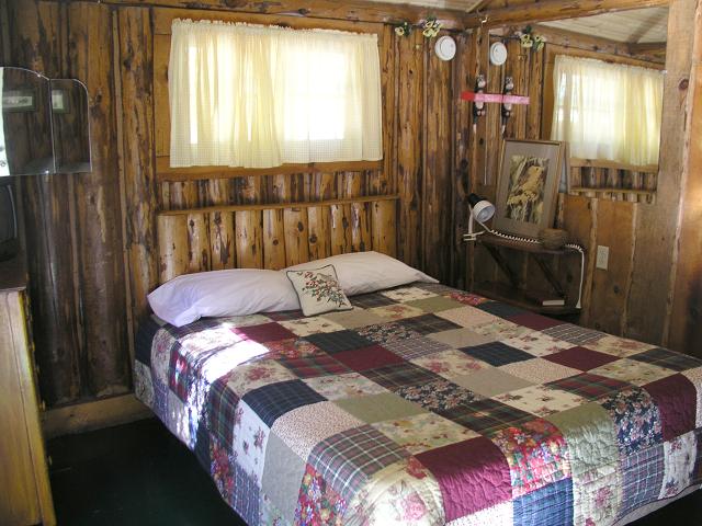 cabin4_bed.JPG (61853 bytes)