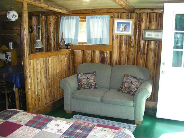 cabin4_liv.JPG (58059 bytes)