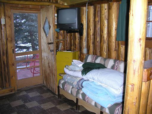 cabin5_den.JPG (44873 bytes)