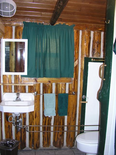 cabin6_bath2.JPG (61244 bytes)