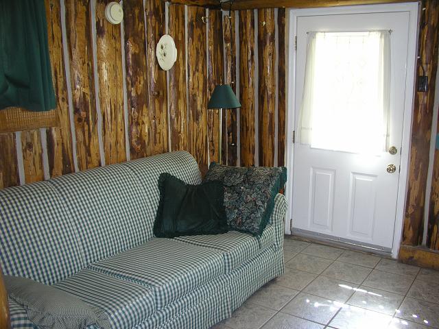 cabin6_liv2.JPG (66558 bytes)