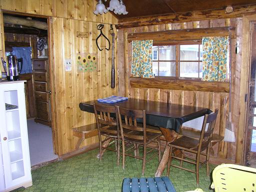 cabin8_den.JPG (48808 bytes)