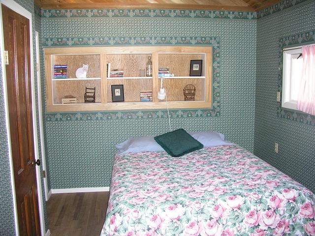 lodge_bed.JPG (91890 bytes)