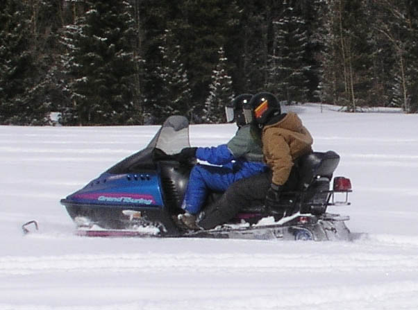 snowmobile.jpg (48852 bytes)